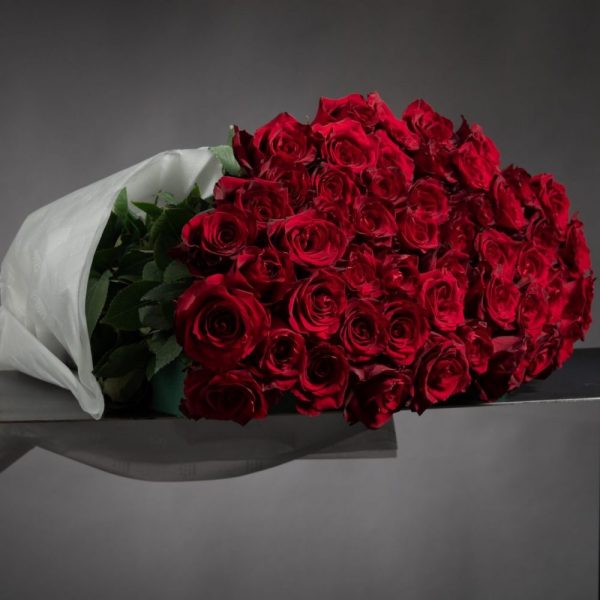 Fascio Rose rosse Maria Luisa Rocchi consegna a domicilio con cosaporto