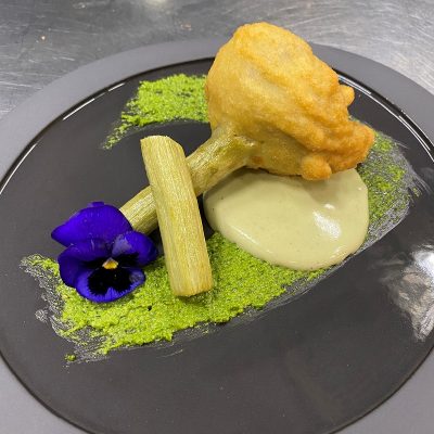 Bignè di carciofo farcito con salsa di carciofi e basilico Sadler consegna a domicilio con Cosaporto