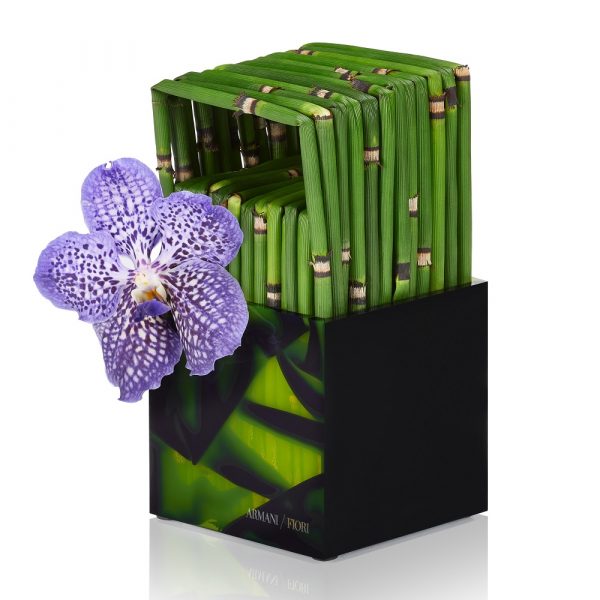 Composizione floreale in vaso cubo plexiglass Armani / Fiori consegna a domicilio con Cosaporto