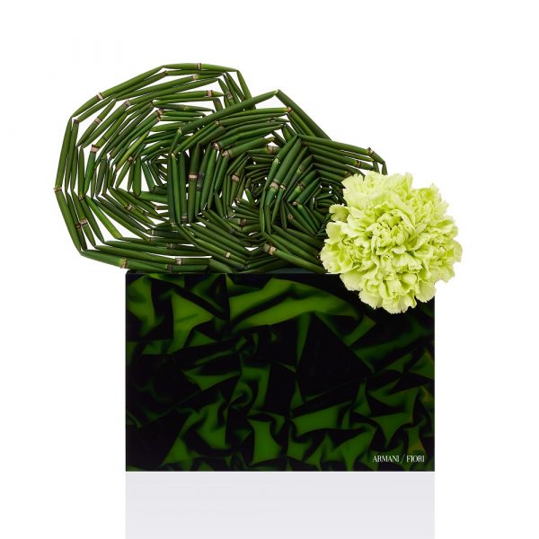 Composizione floreale in vaso parallelepipedo plexiglass Armani / Fiori consegna a domicilio con Cosaporto