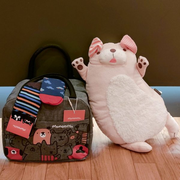 Set Borsa frigo, cuscino e calzini Momonittu consegna a domicilio con cosaporto