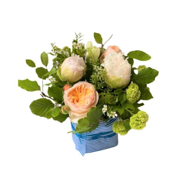 Composizione di Fiori Freschi con Peonie e Rose Inglesi Coral consegna a domicilio con cosaporto